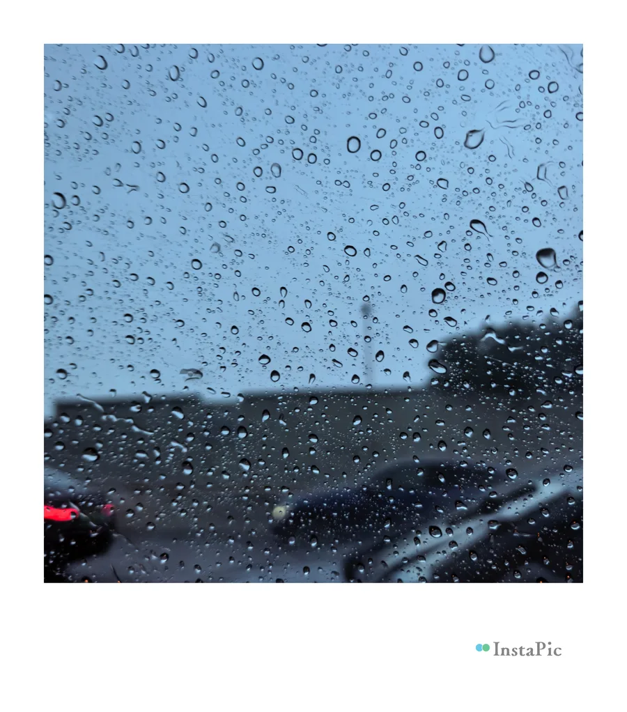 雨天的汽车玻璃，摄影：脑袋空空哒