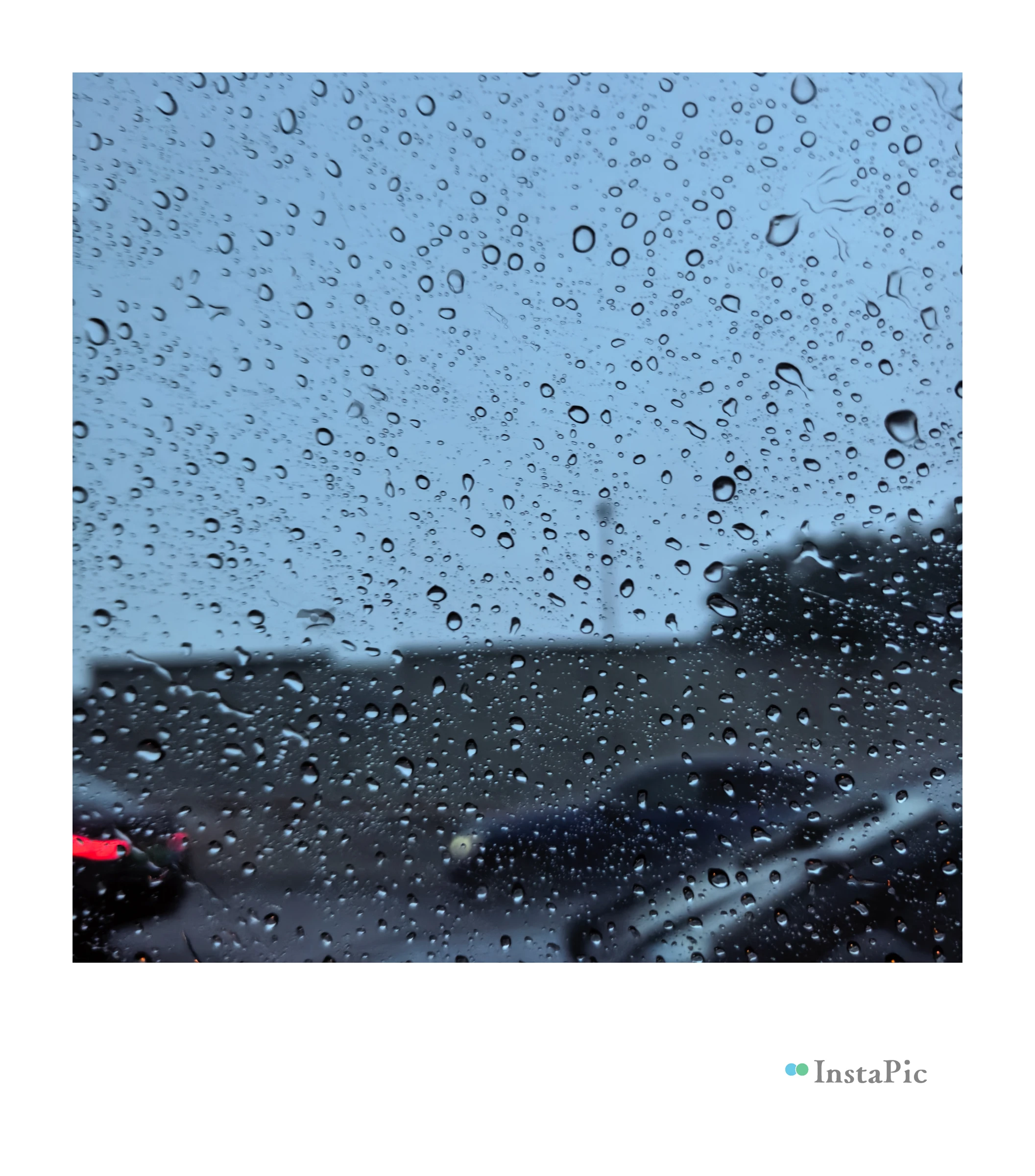 雨天的汽车玻璃，摄影：脑袋空空哒